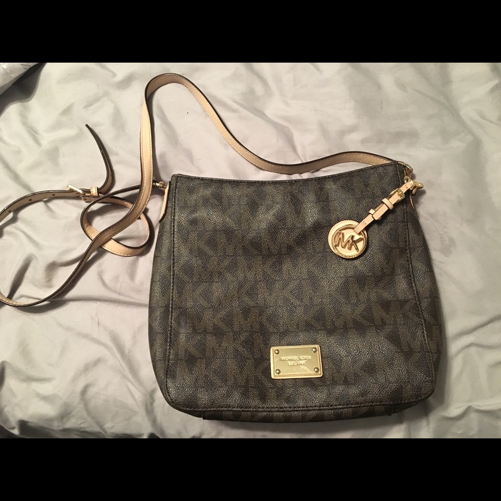 LG MK Crossbody